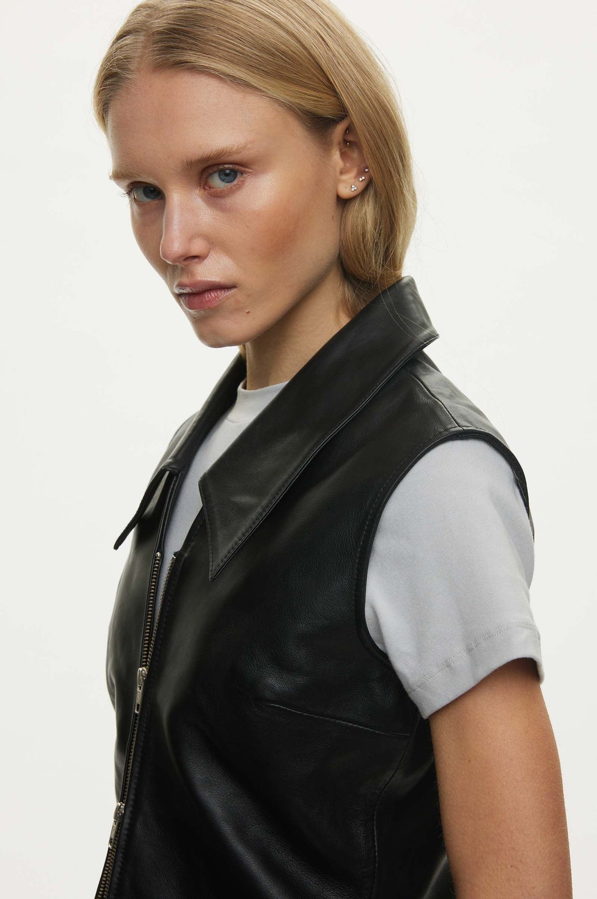 Oval Square Deep Leather Vest // Black