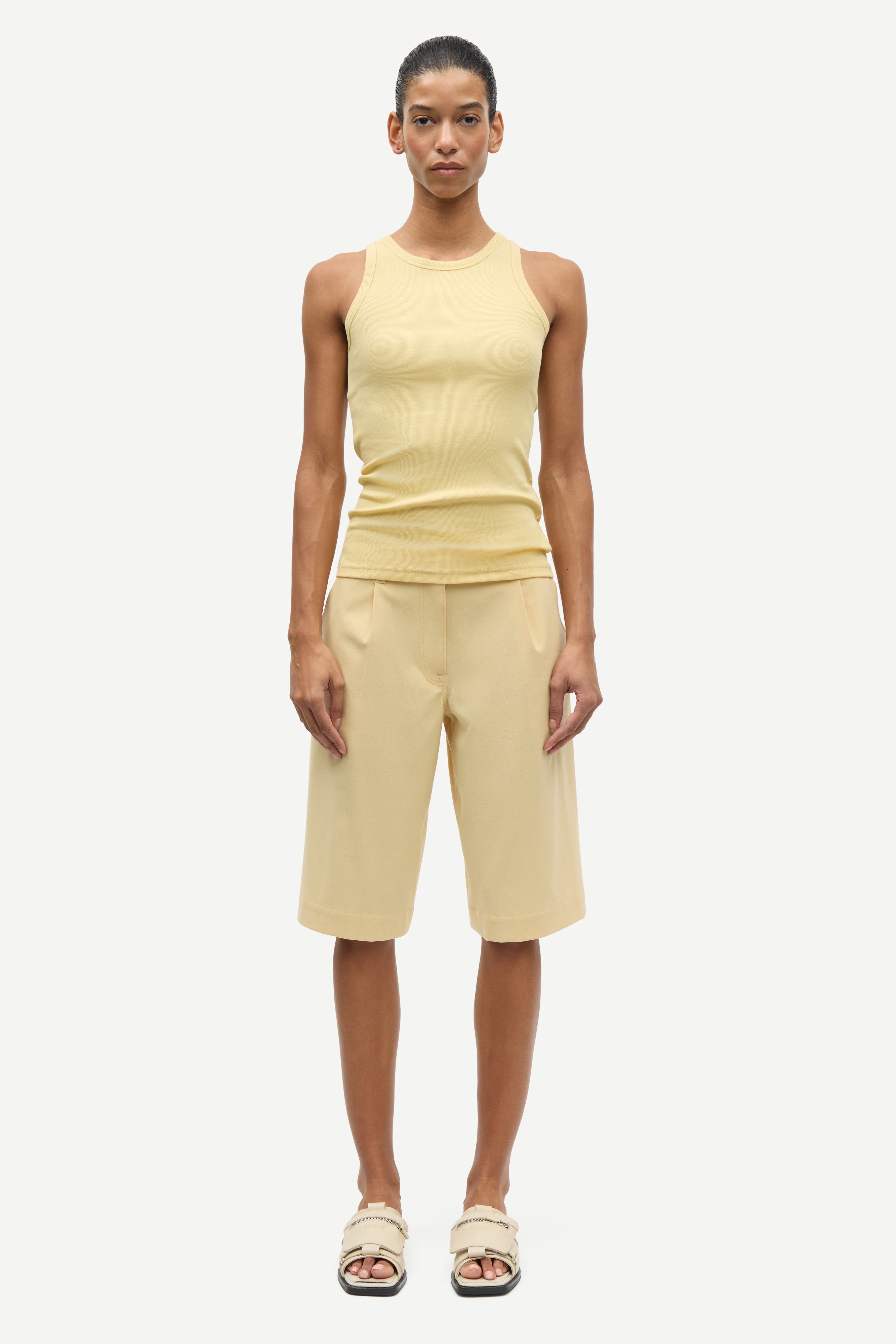 Samsøe Samsøe Saharper Pleat Shorts  // Straw