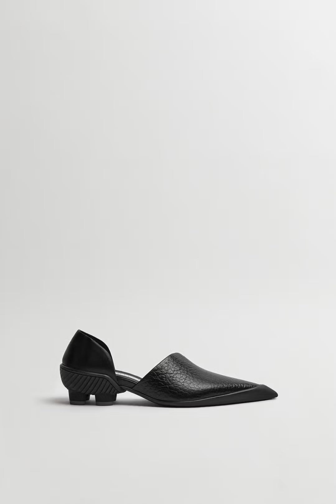 Miista Delt Courts // Black