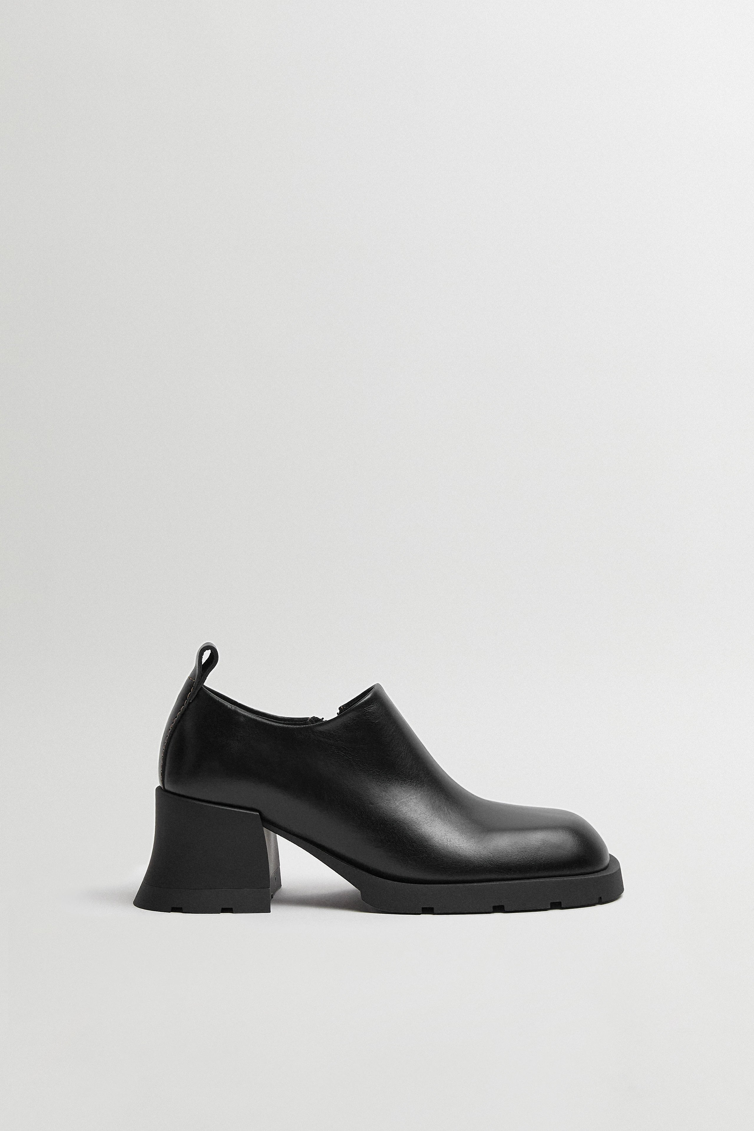 Miista Henar Brogues // Black
